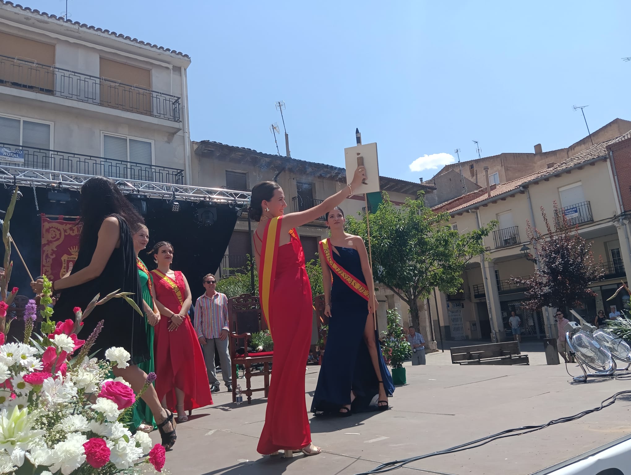 Lanzamiento de los cohetes por parte de las reinas