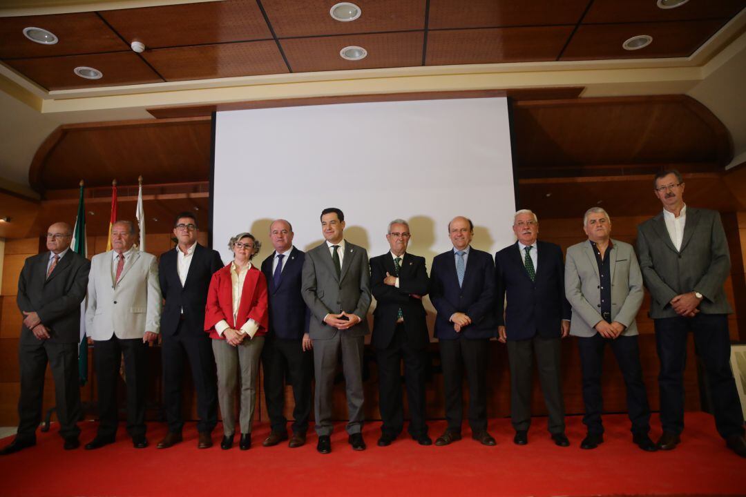 El presidente de la Junta de Andalucía, Juan Manuel Moreno Bonilla, en el centro, junto a los presidentes de las cooperativas premiadas, entre ellos, José Mendoza, de Alcaudete (1º izquierda)