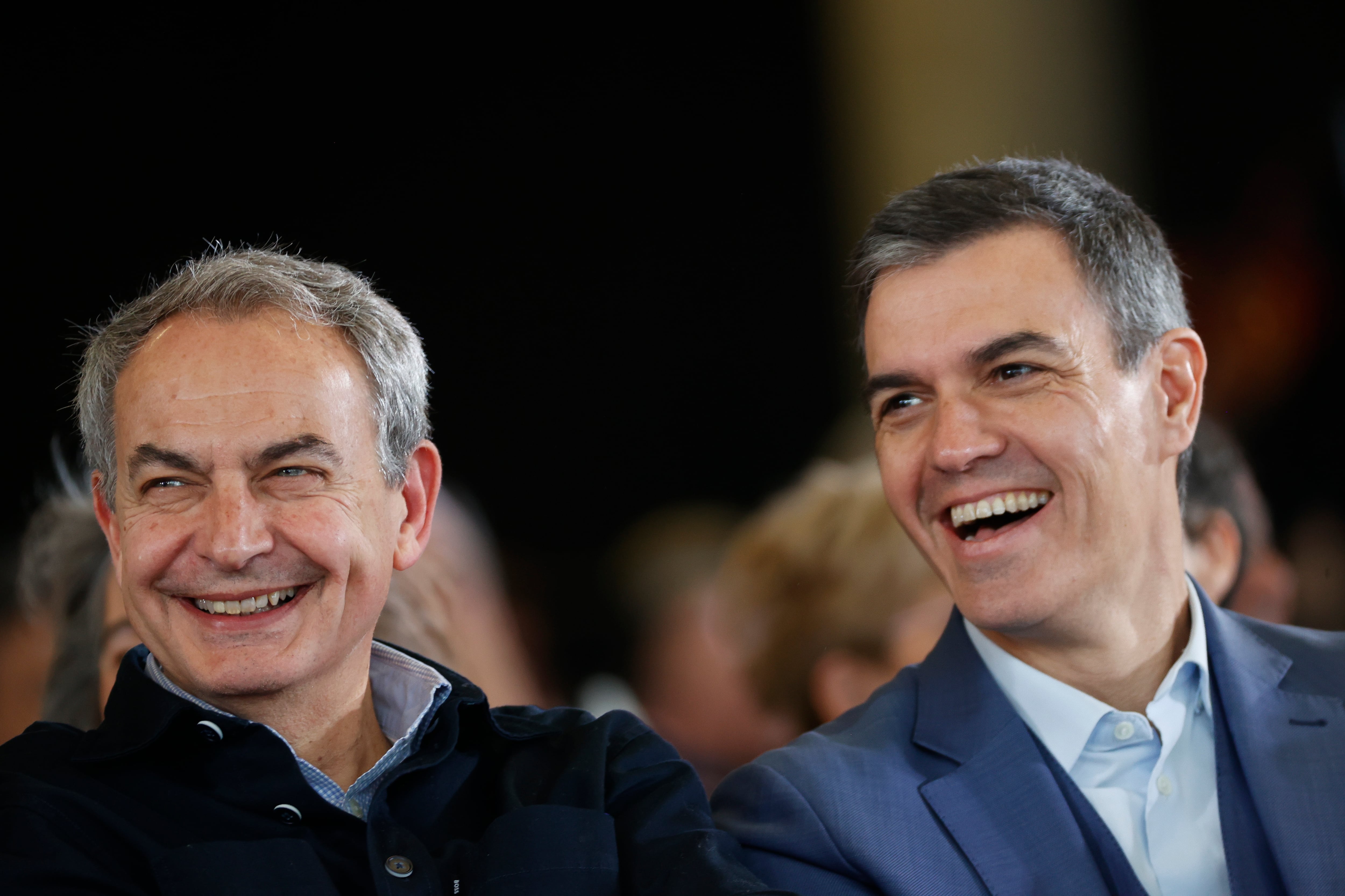 BILBAO, 09/03/2024.- El presidente del Gobierno Pedro Sánchez (d) y al expresidente José Luis Rodríguez Zapatero (i) durante un acto en el que el PSOE homenajea a este último al cumplirse 20 años de la formación de su primer Gobierno. EFE/ Luis Tejido
