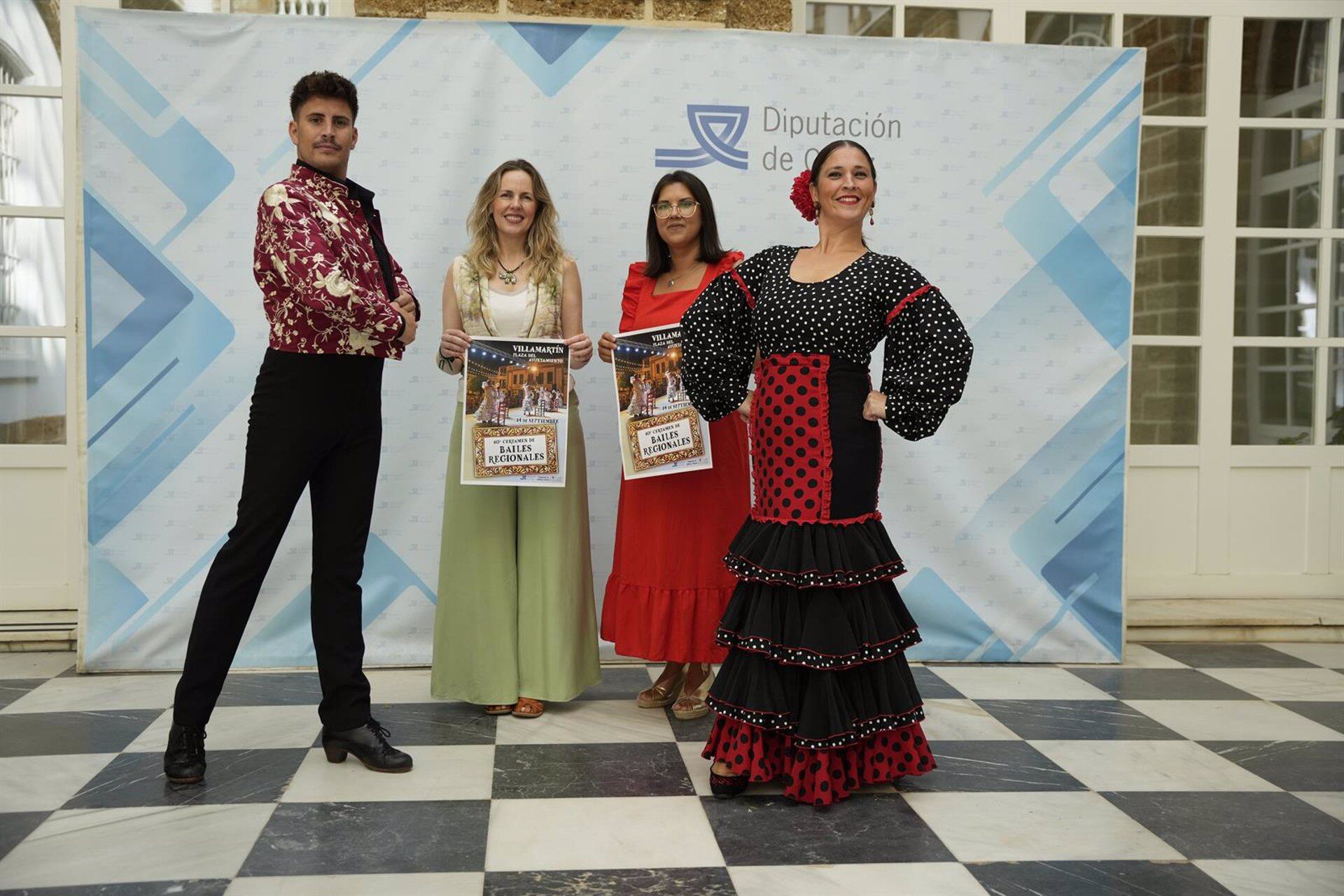 La vicepresidenta de la Fundación Provincial de Cultura, Vanesa Beltrán (2i), y la delegada Municipal de Cultura y Turismo, María Martín Olmo, durante la presentación de la cuadragésima edición del Certamen de Bailes Regionales de Villamartín