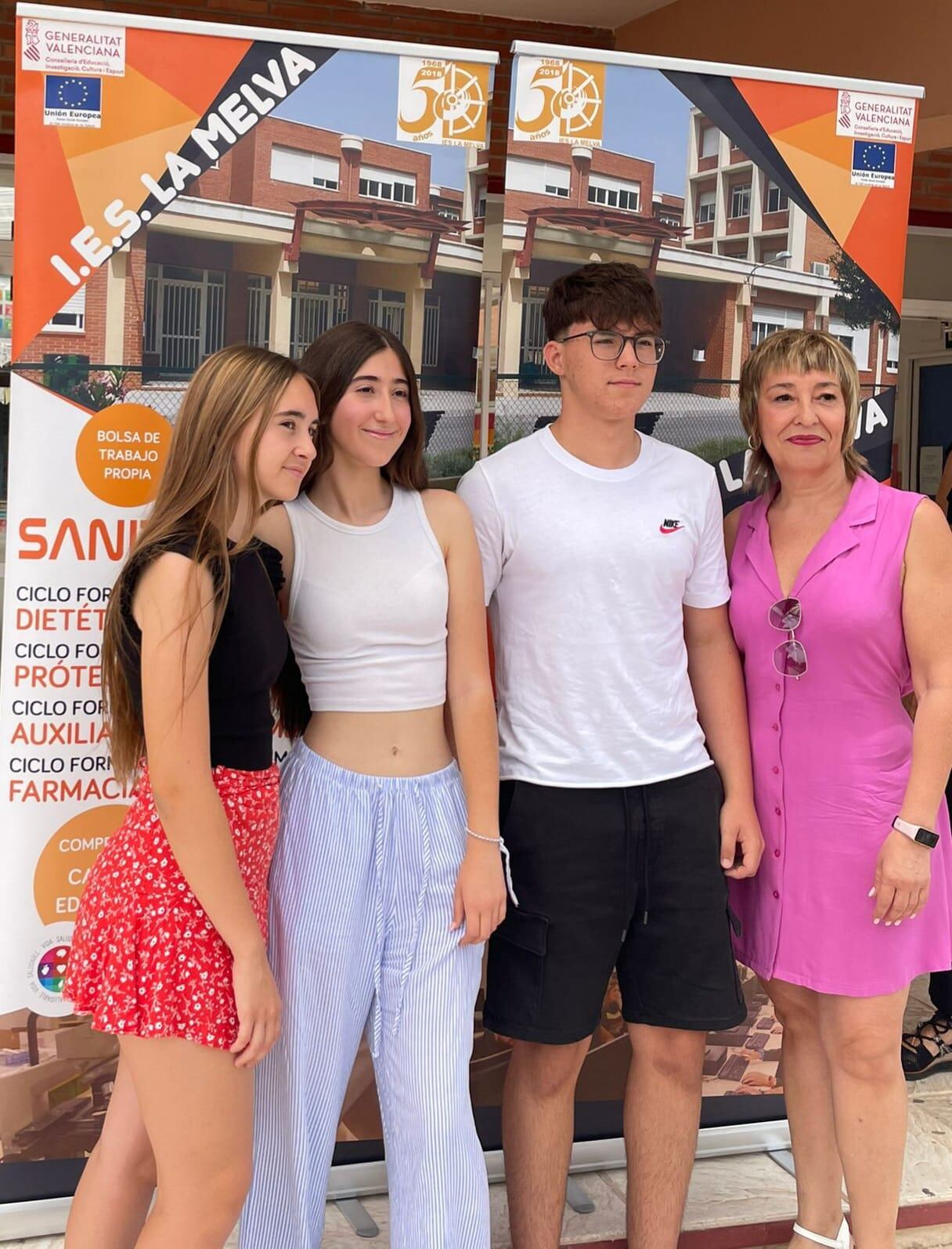 Los alumnos premiados junto a su profesora de Gestión Administrativa ,  Ofelia Mas.