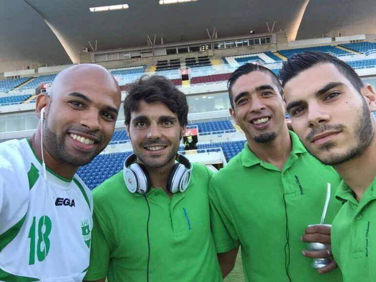 El futbolista leonés José Pedrosa Galán junto a sus nuevos compañeros del Aris Limassol chipriota.