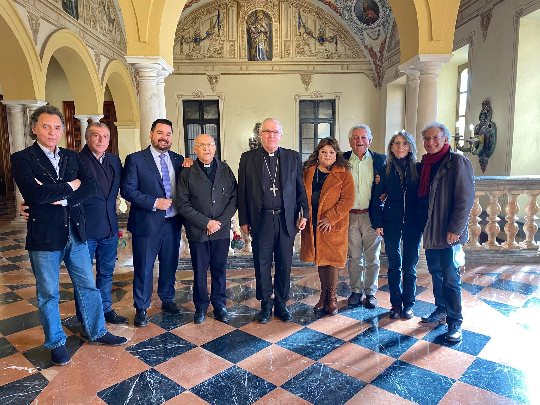 Los integrantes del grupo Amigos de Gines, junto al alcalde de su localidad y el arzobispo de Sevilla