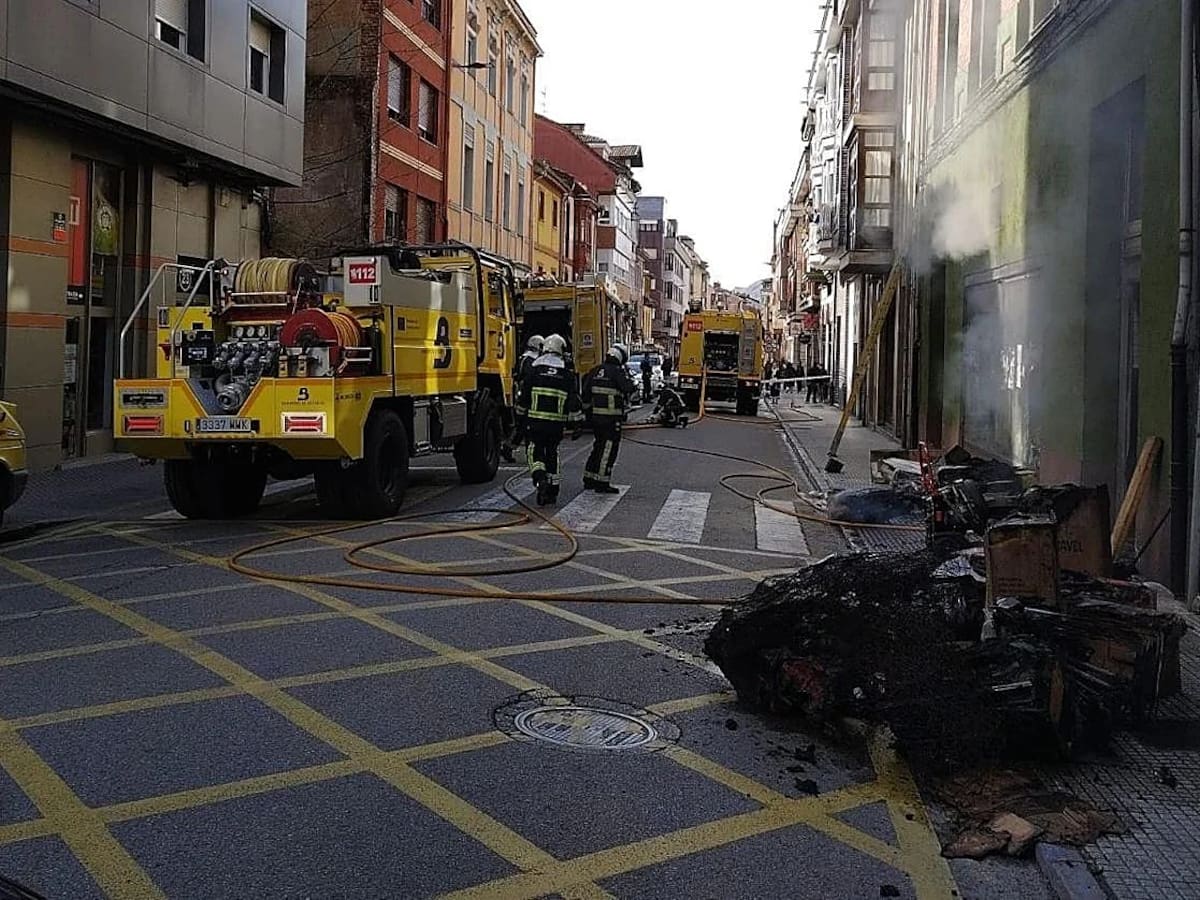 Muere un hombre en el incendio de un almacén chino en La Felguera