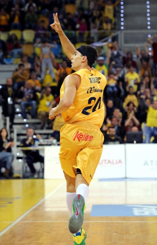 GRA269. LAS PALMAS DE GRAN CANARIA, 10/04/2016.- El escolta estadounidense del Herbalife Gran Canaria Kyle Kuric celebra la primera canasta en su incorporación al equipo amarillo, durante el partido de la Liga ACB ante Valencia Basket disputado esta tarde