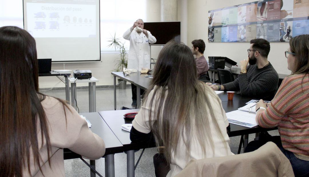 Las clases son impartidas por profesorado de la Universidad de Alicante y por técnicos profesionales de INESCOP