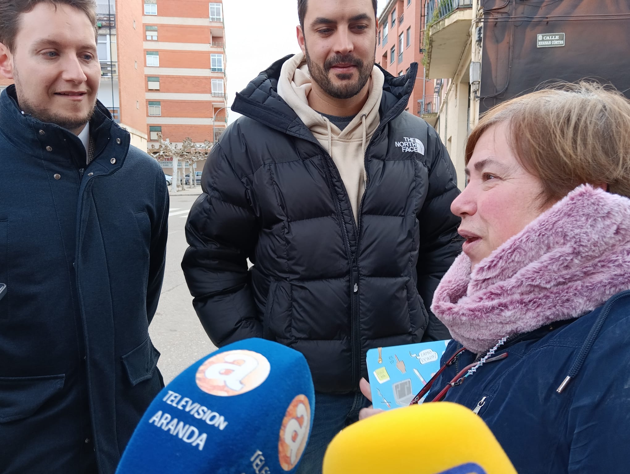 Dolores Redondo, presidenta de la asociación, con el autor del nuevo mural a su derecha y el alcalde de Aranda