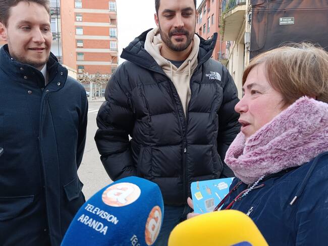 Dolores Redondo, presidenta de la asociación, con el autor del nuevo mural a su derecha y el alcalde de Aranda