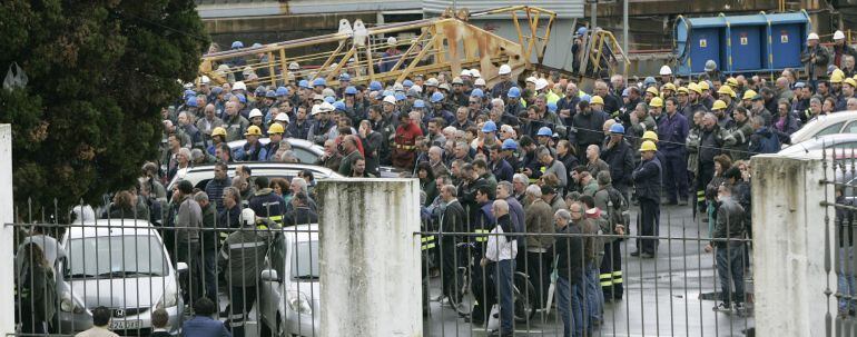 Los empleados de Navantia Fene paralizan la actividad por la muerte de un compañero tras caer en un tanque de fuel de un barco.