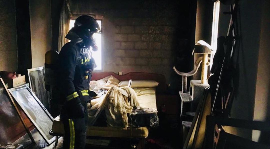 Un bombero de Jaén durante una intervención en el incendio de una vivienda en Carchelejo.