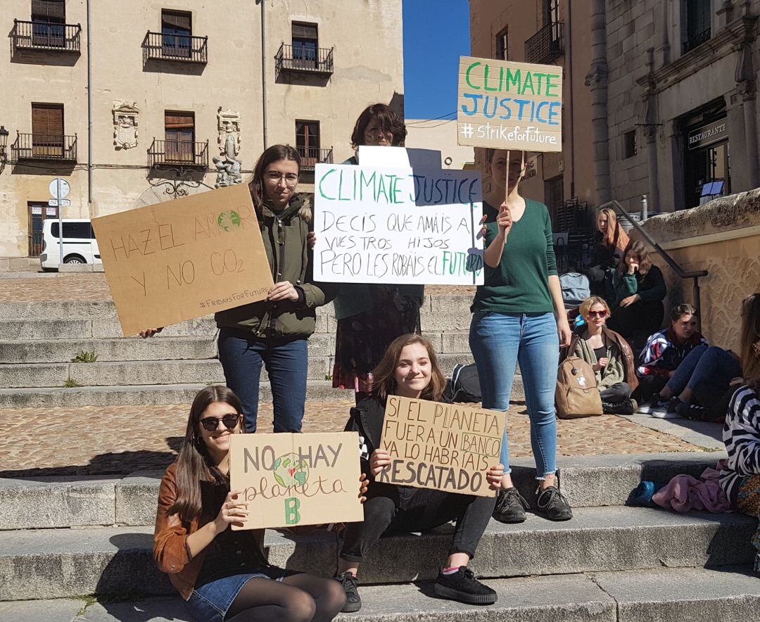 Algunas de las estudiantes concentradas este viernes en la Plaza de San Martín en torno a la jornada de huelga