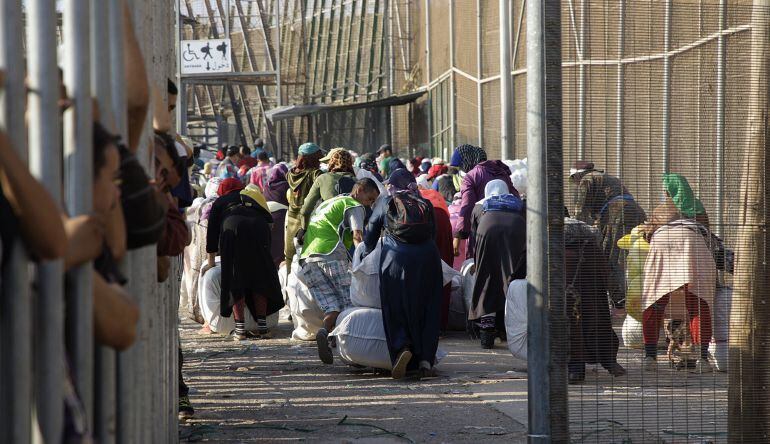 La marea de porteadores cargando grandes fardos se ha convertido en una de las imágenes singulares de la frontera sur de la Unión Europea (UE) en Melilla, un fenómeno que parece imparable pese a los intentos por controlarlo.