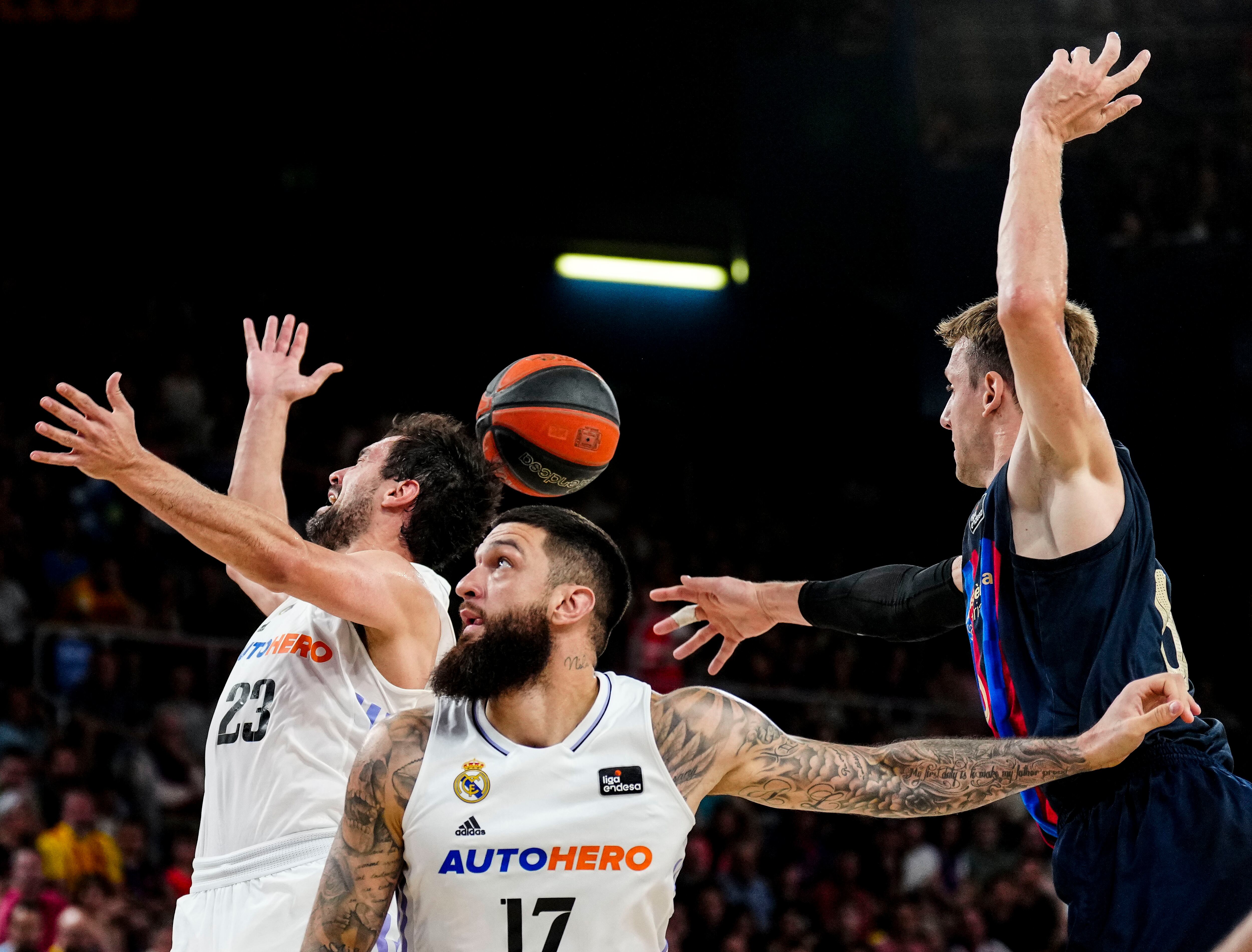 Clásico entre Barcelona y Real Madrid de baloncesto. EFE/ Enric Fontcuberta.