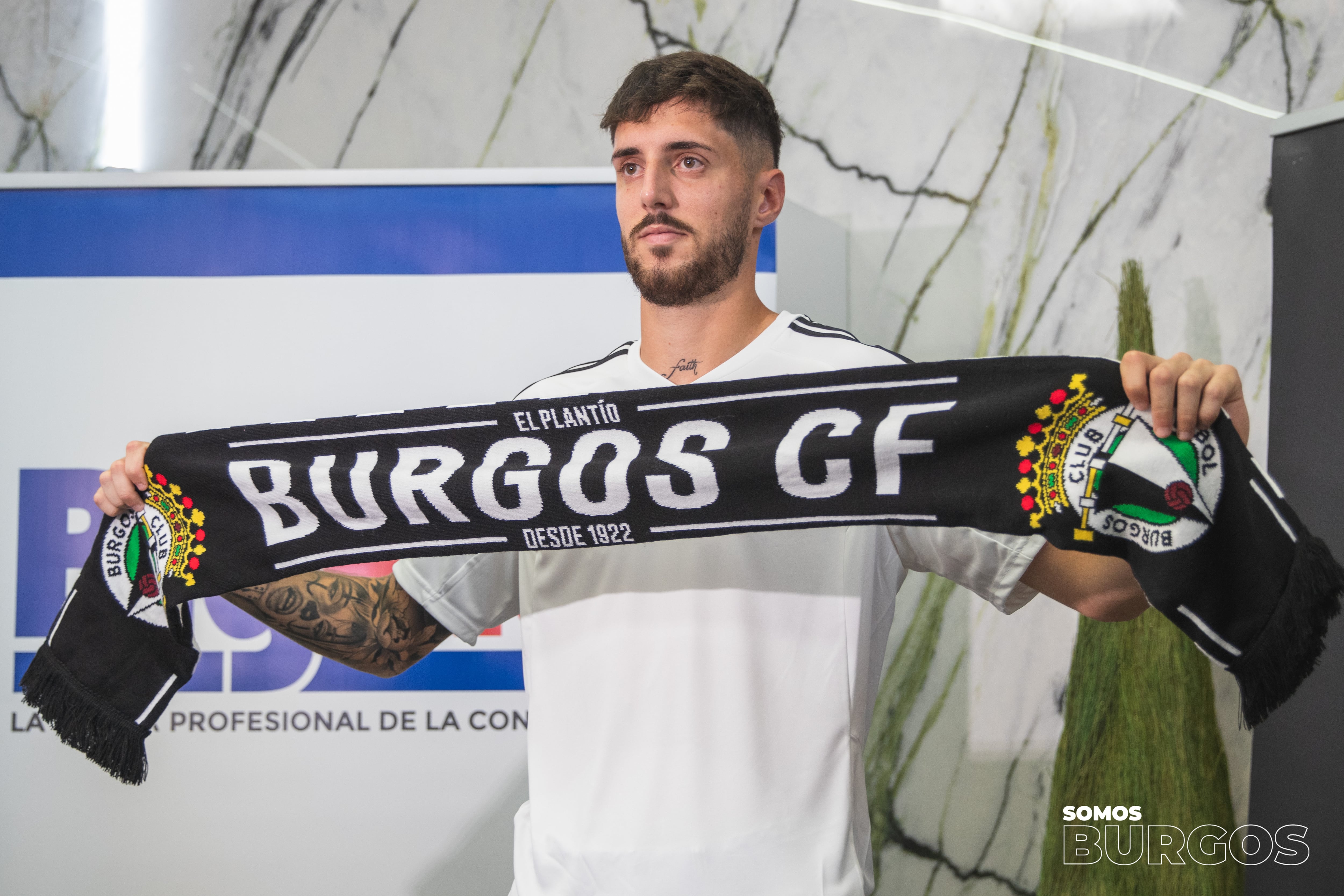 Fer Niño con la bufanda del Burgos CF. / Foto: BCF Media