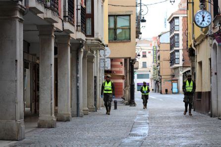 Miembros del Regimiento de Transmisiónes en labores de reconocimiento del centro de Aranda dentro de la Operación Balmis