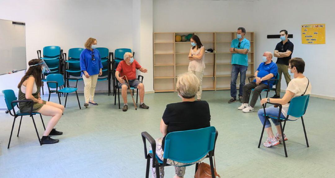 La alcaldesa, Sara Hernández, y el concejal de Personas Mayores, Herminio Vico, han visitado esta semana a las personas mayores en el Centro de Terapias de Mayores y en la Casa de las Personas Mayores. 