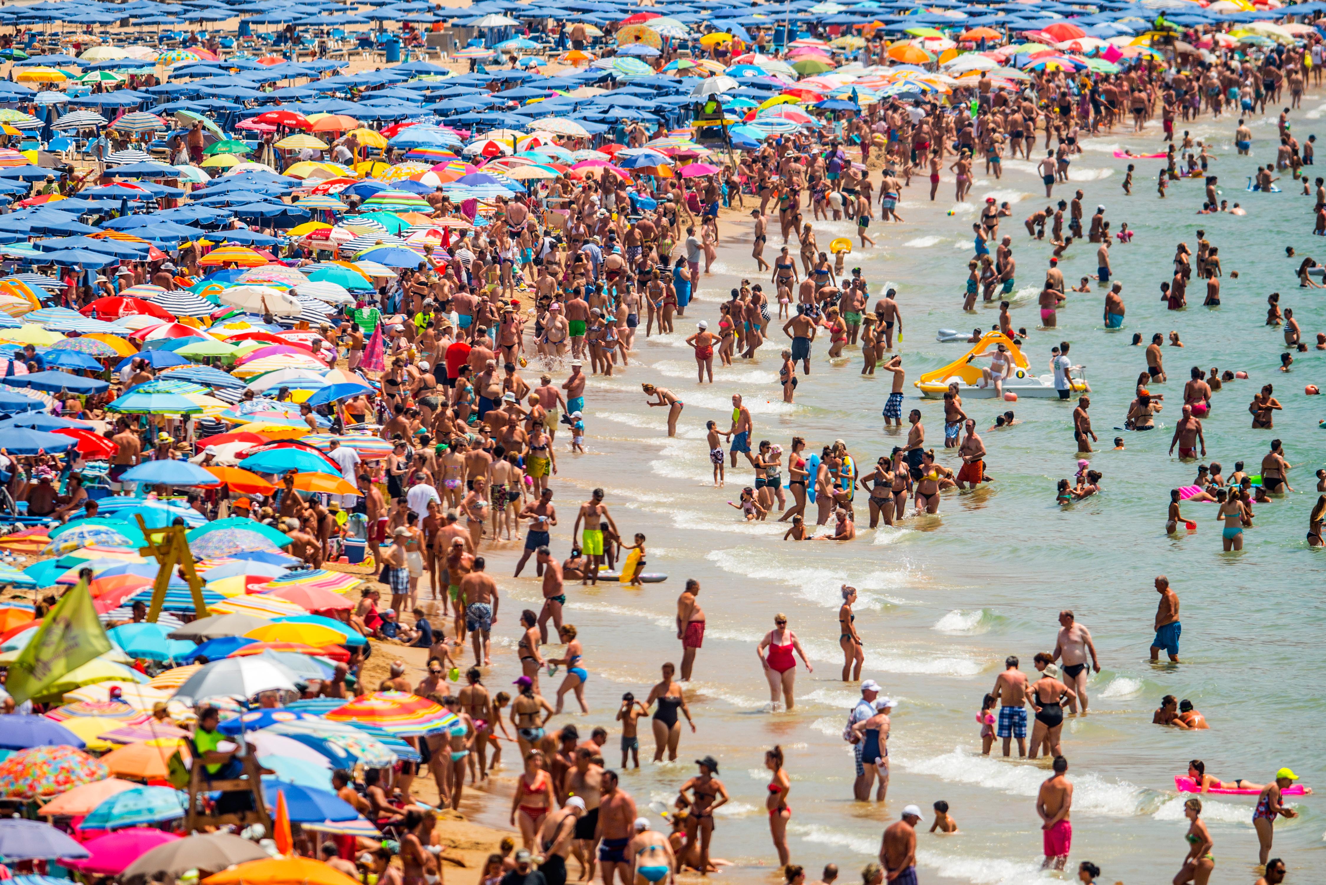 Una playa de Benidorm (Alicante) atiborrada de gente.