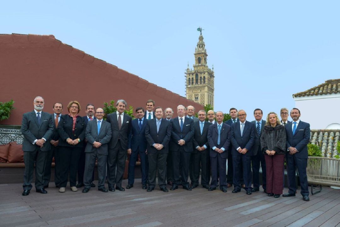 Francisco Vélez, en el centro de la imagen, junto al resto de miembros de su candidatura al Consejo de Cofradías