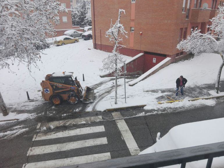 Máquina limpiando aceras en el barrio de La Albuera