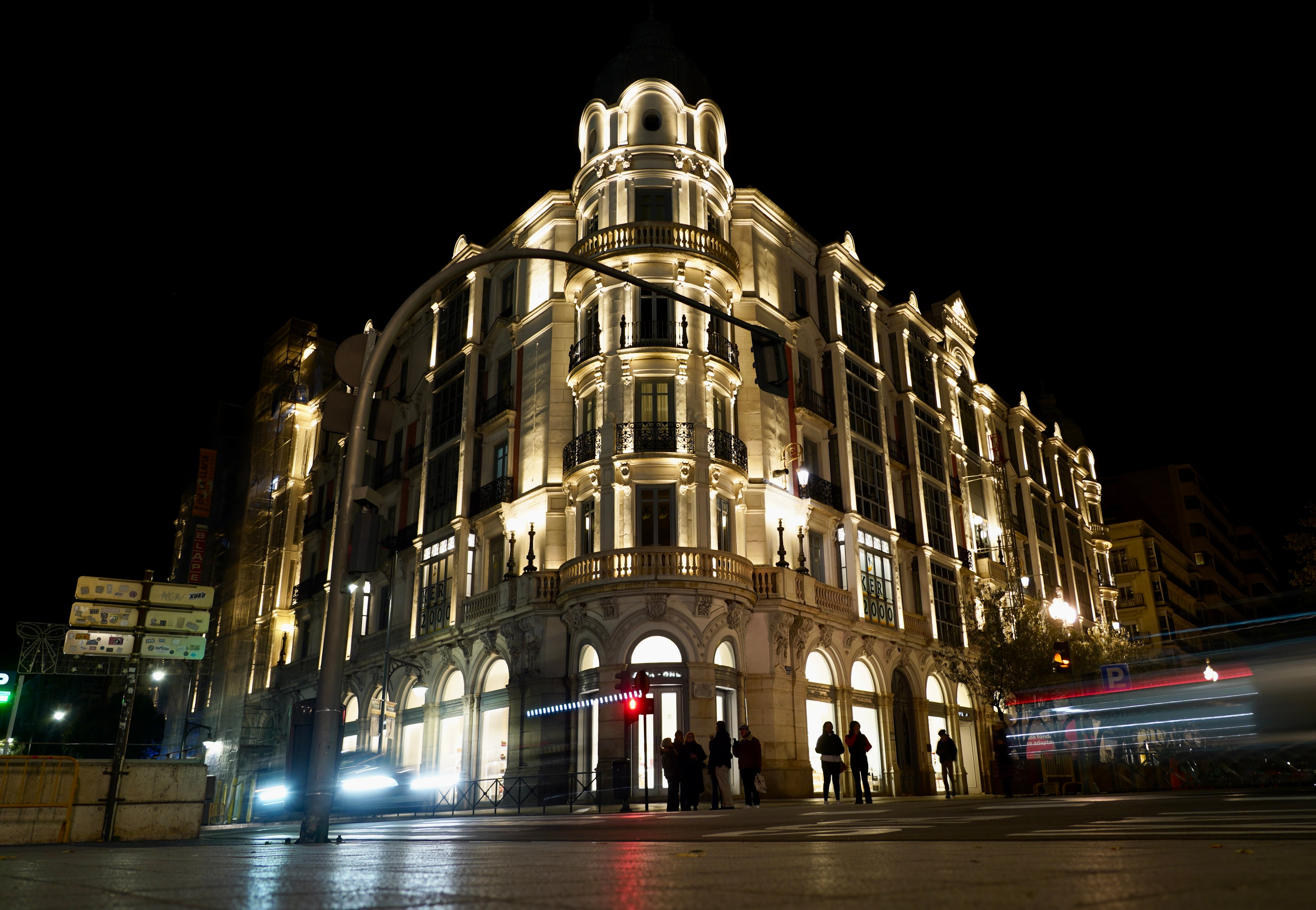 El alcalde de Valladolid, Jesús Julio Carnero, inaugura la iluminación exterior de la Casa Mantilla.