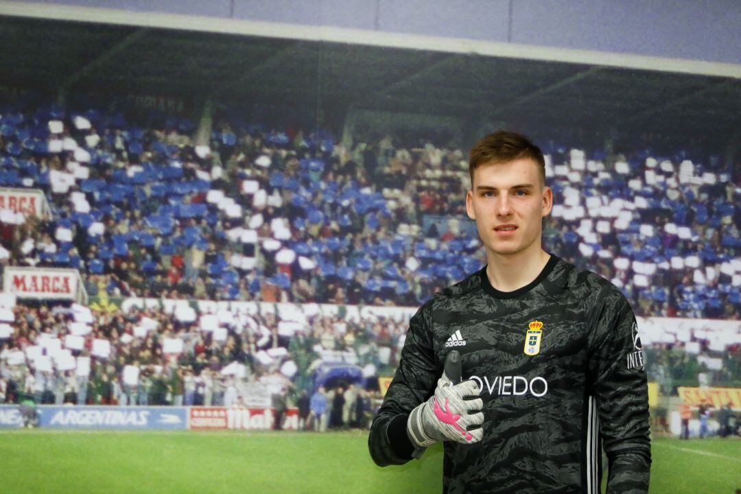 Lunin posa con la camiseta del Oviedo