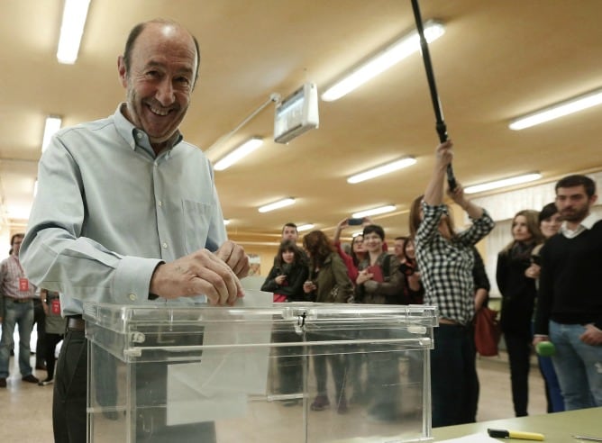 El secretario general del PSOE, Alfredo Pérez Rubalcaba, ha ejercido su derecho al voto en el Colegio Público San Pío X de Majadahonda (Madrid).