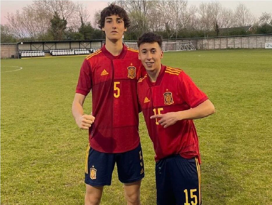 Pablo López, con el número 15, junto a un compañero al terminar el partido