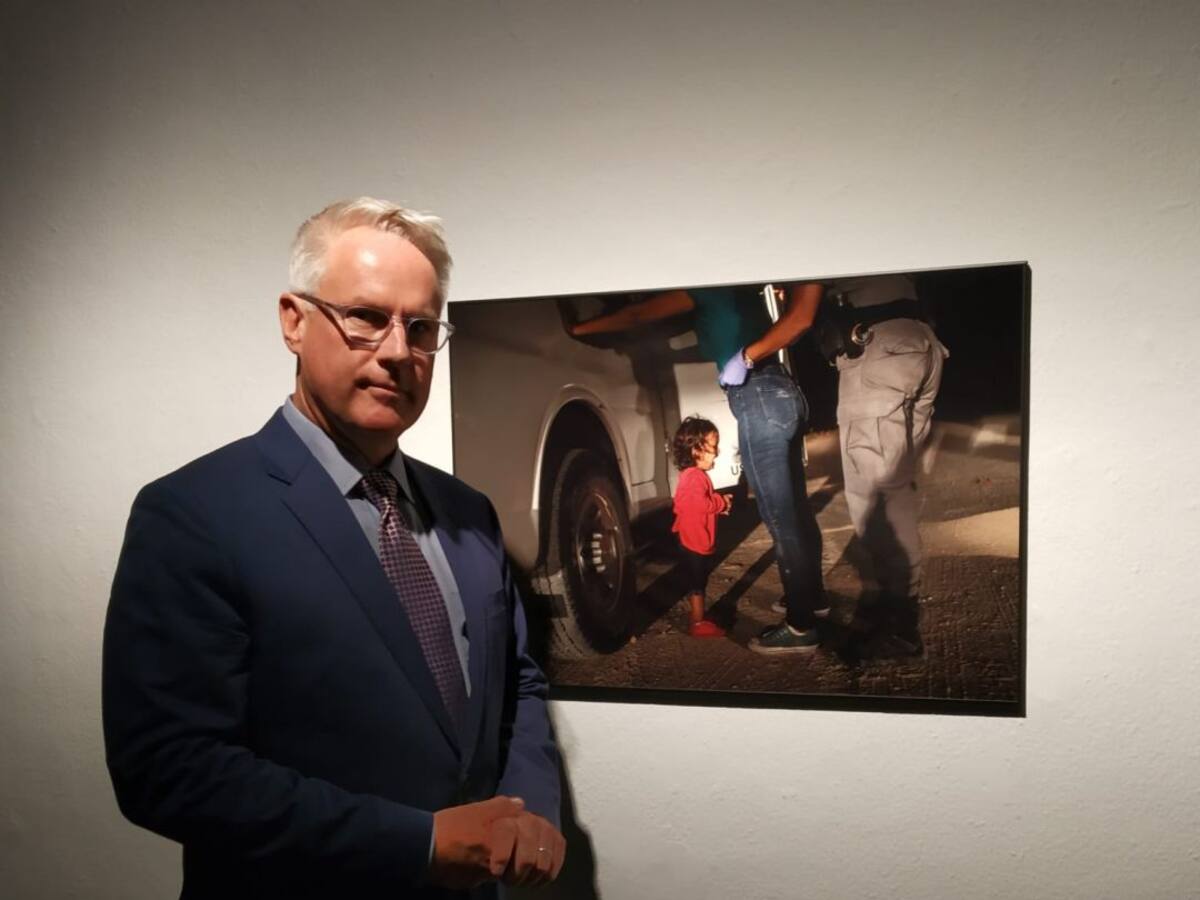 Una nena plora a la frontera