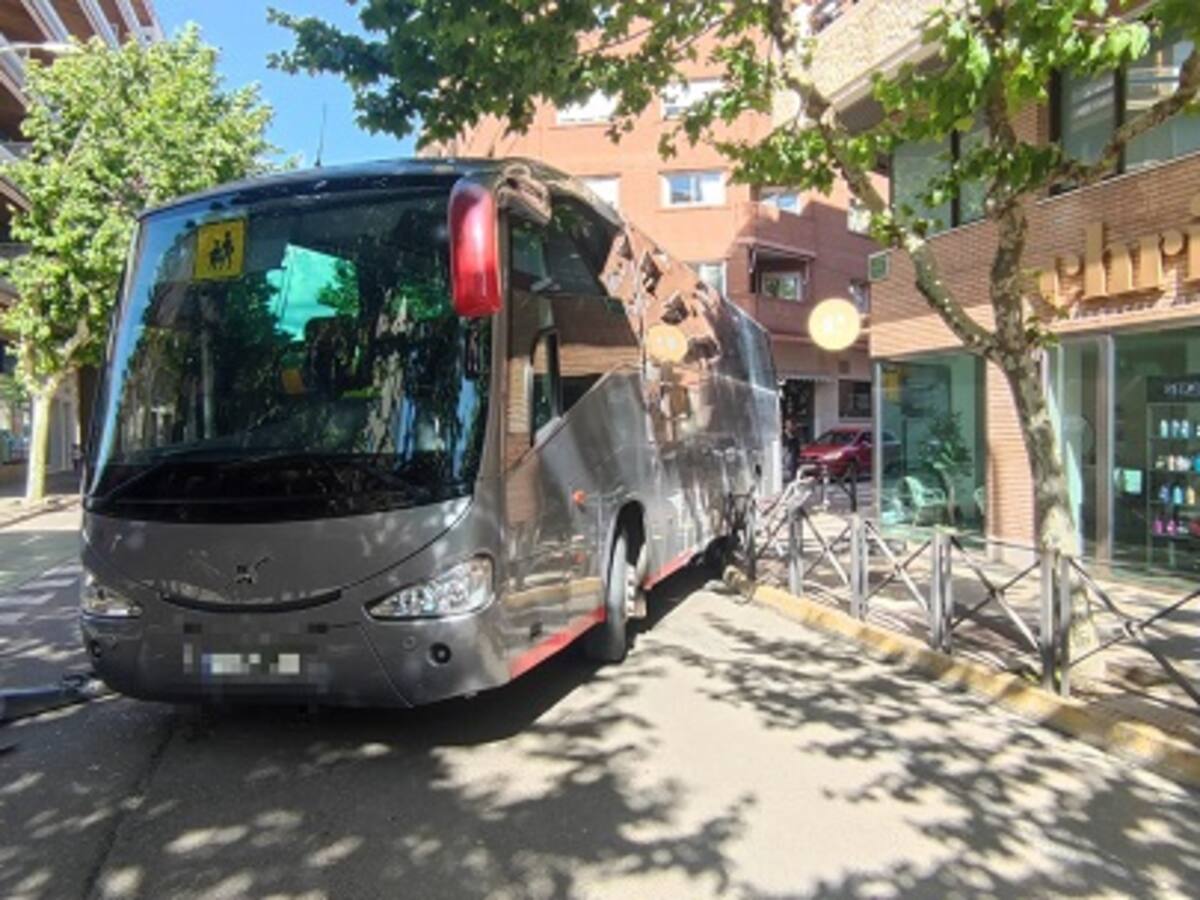 Accidente sin heridos entre un autobús y una autocaravana en Huesca