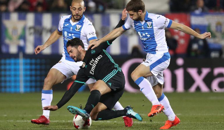 El madridista Isco (c) intenta regatear a los pepineros Darko Brasanac (d) y Nordin Amrabat en el partido de ida en Butarque