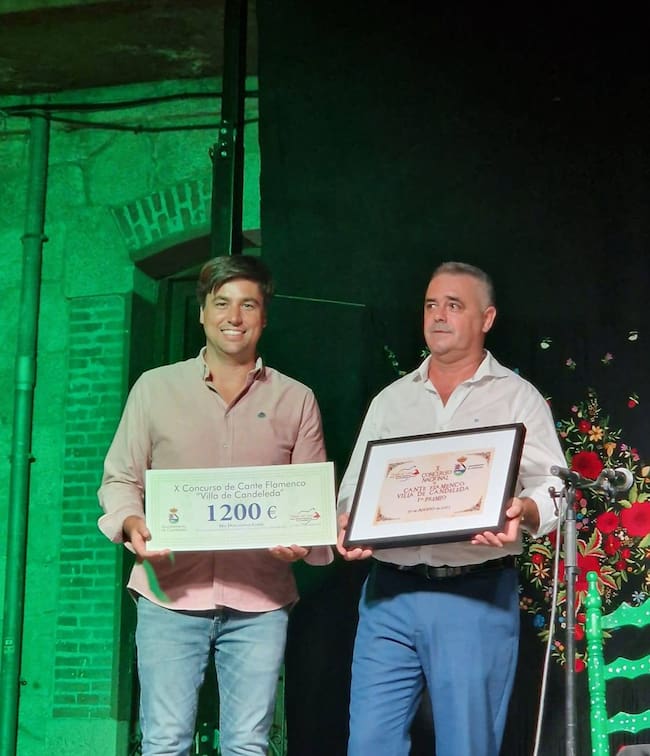 El alcalde de Candeleda entrega el premio