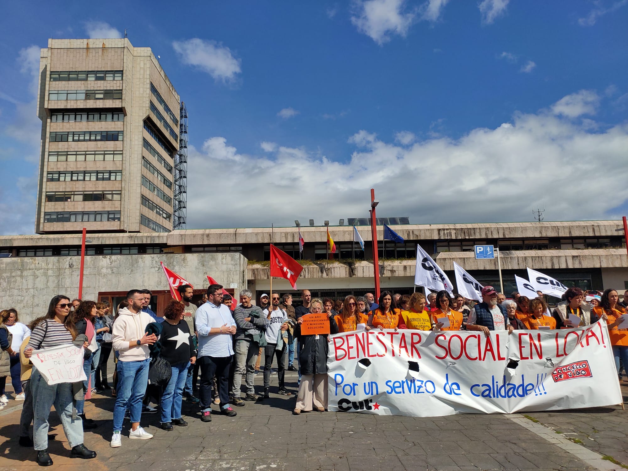 Imagen de archivo de los trabajadores sociales del departamento de Bienestar Social del concello de Vigo en una protesta en Praza do Rei ante la falta de efectivos y la sobrecarga de trabajo