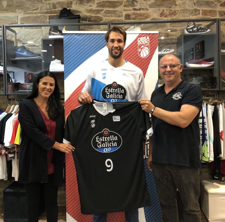 Lupe Murillo (Consejera), Nacho Llovet (capitán) y Pío Furelos (Tiro Libre SCQ), en la presentación de las camisetas