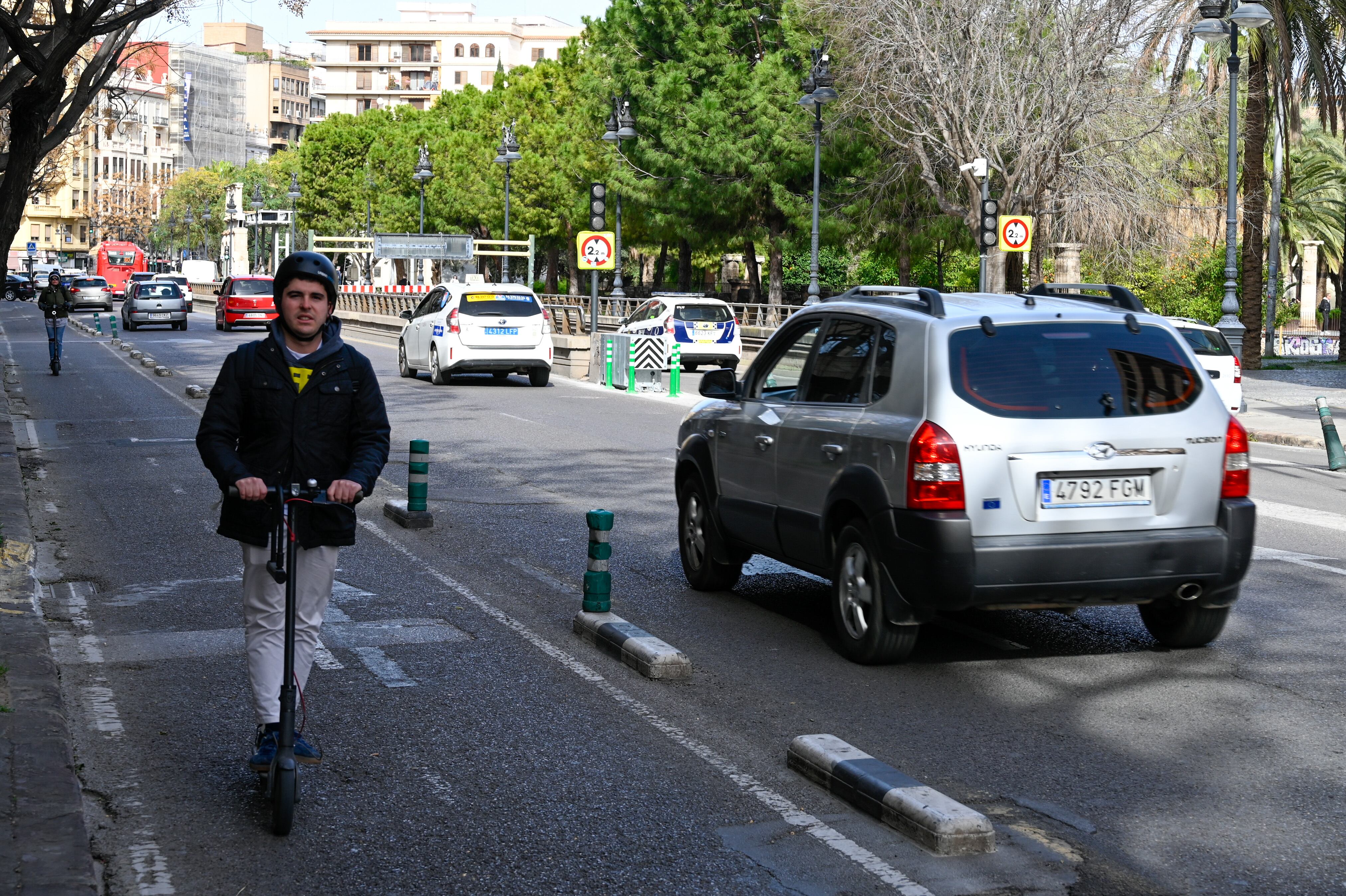 Tráfico de coches y patinetes en la calle Guillen de Castro de València