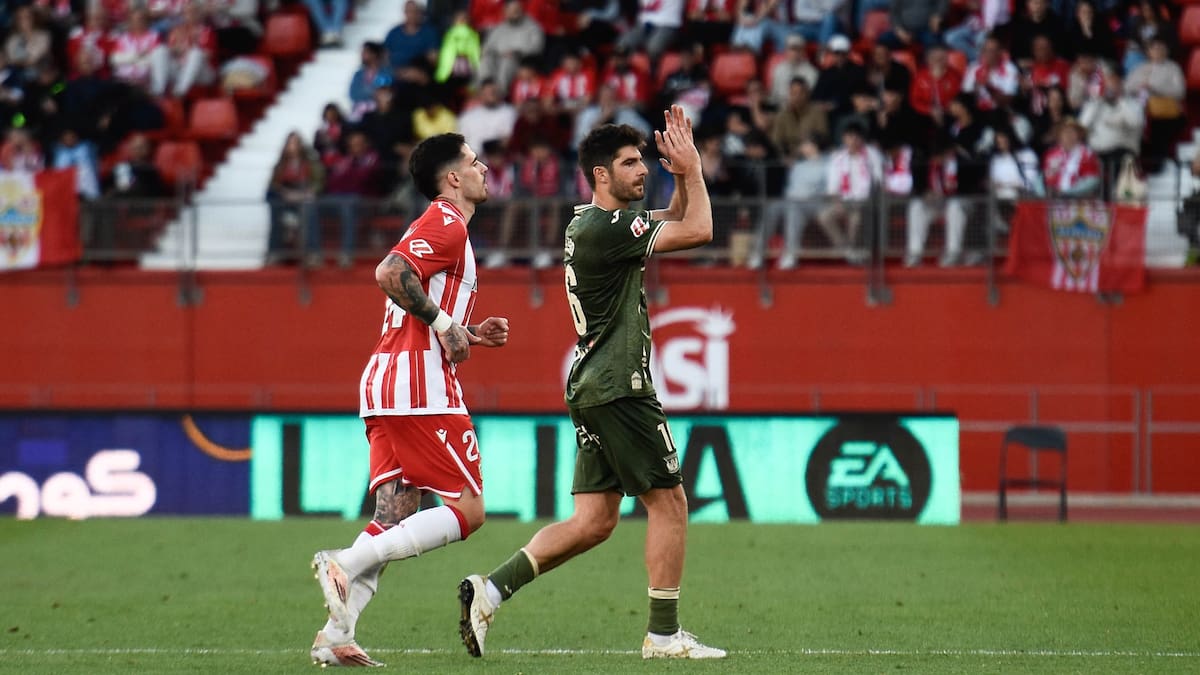 Melero, un señor del fútbol: gol en silencio y aplausos de una afición enorme