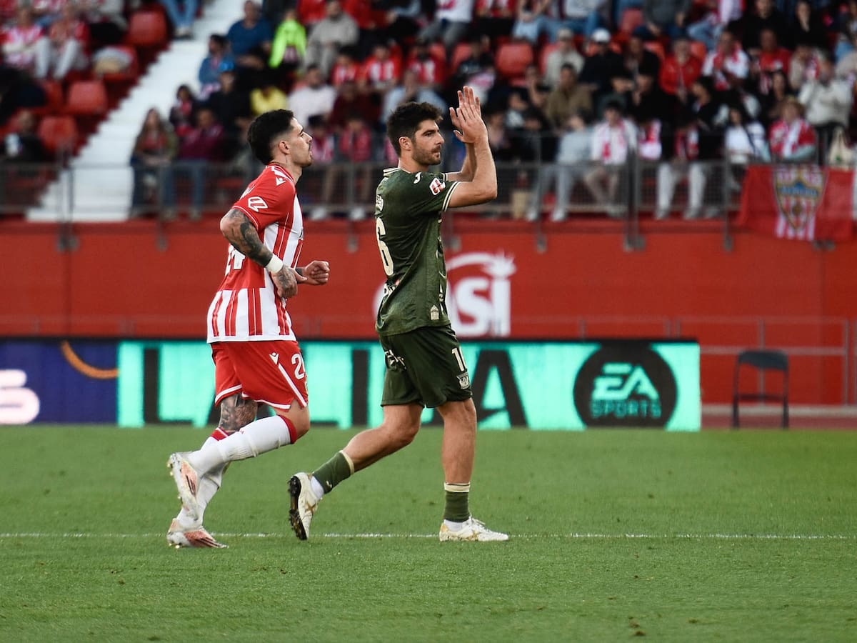 Melero, un señor del fútbol: gol en silencio y aplausos de una afición enorme