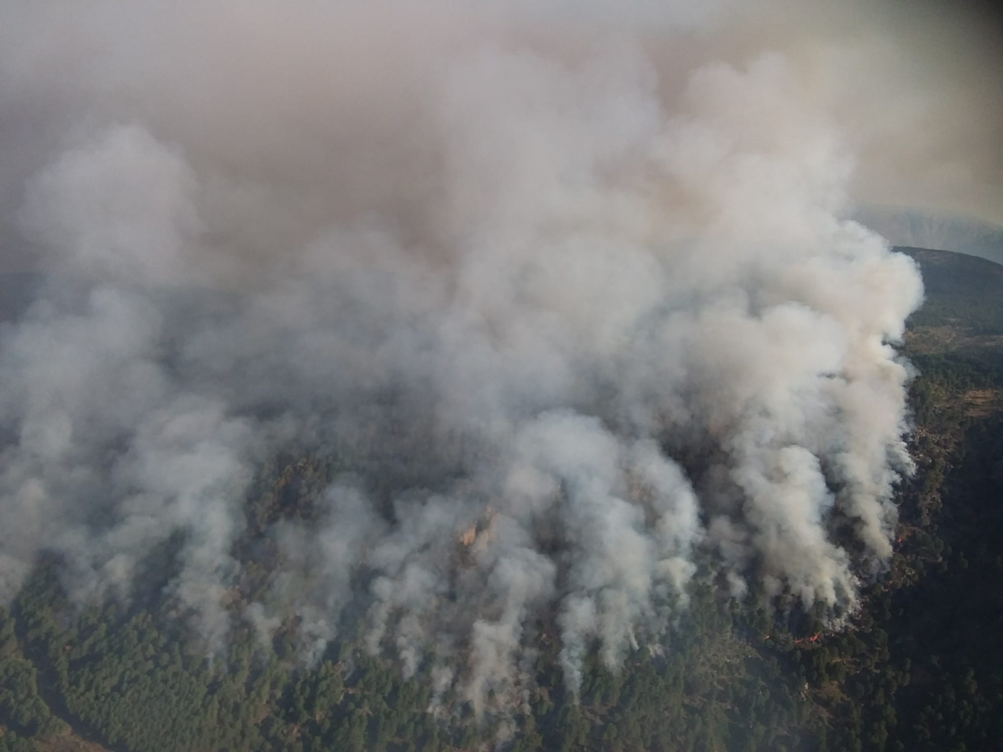 Imagen del perímetro del incendio tomada por el helicóptero de coordinación a primera hora de este sábado