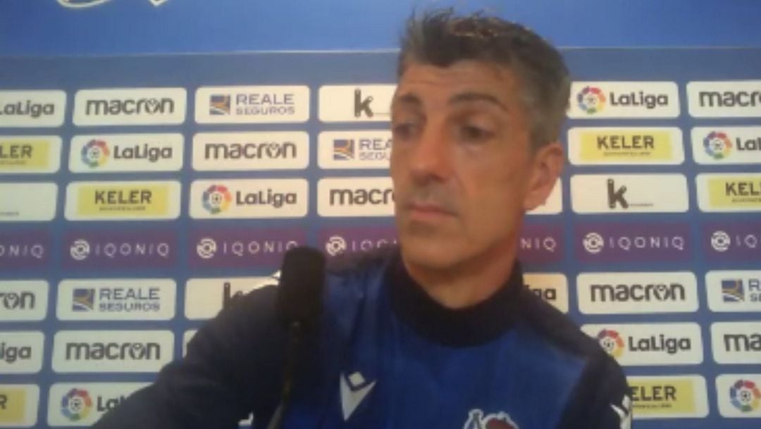 Imanol atiende a los medios en Zubieta antes de jugar contra el Atlético