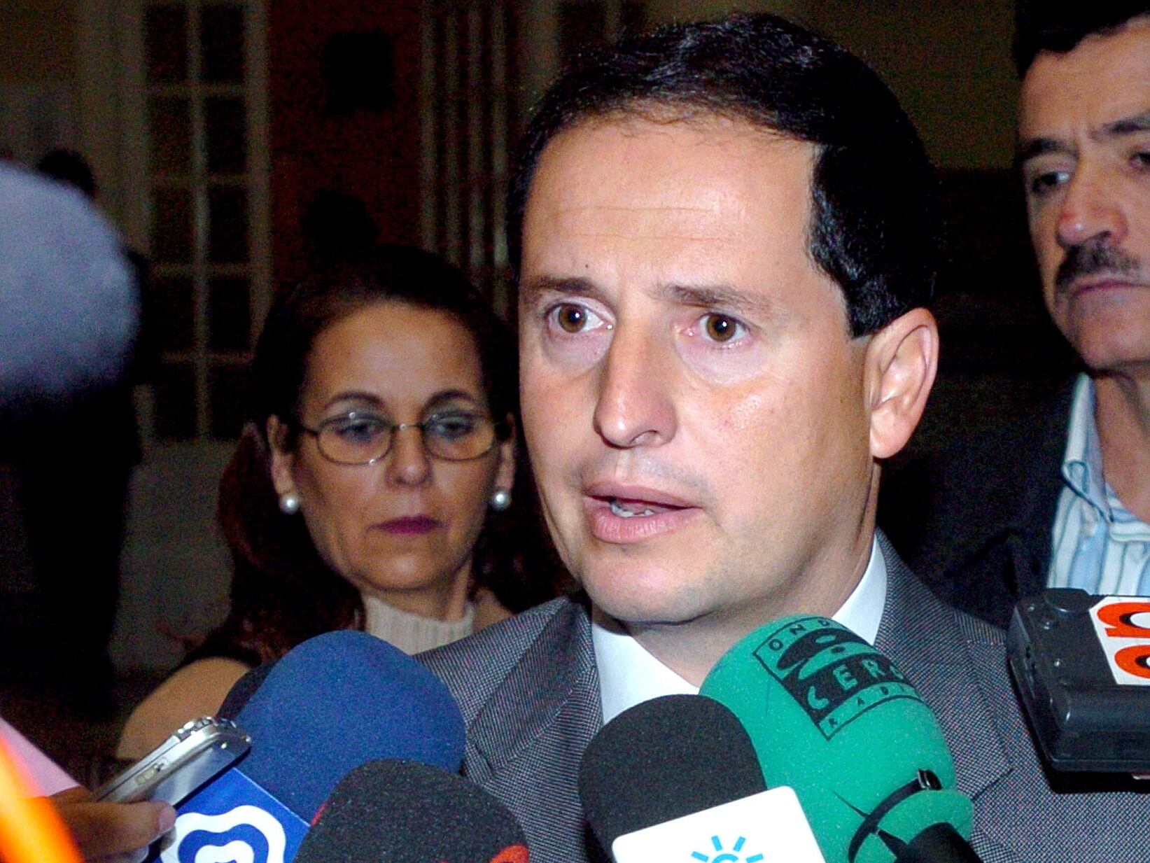 MADRID, 29/10/2025.- Fotografía de archivo (21/11/2005), del exconcejal de Marbella (Málaga) Carlos Fernández, acusado en el caso Malaya y que estaba fugado desde 2006, que ha sido detenido en el aeropuerto Adolfo Suárez Madrid-Barajas y puesto a disposición de la Audiencia Nacional, donde tiene pendiente ser juzgado por el llamado caso Saqueo II. EFE/Rafael Díaz