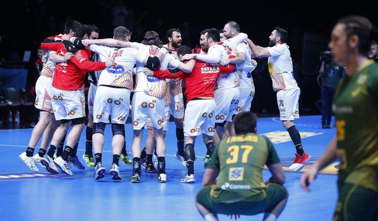 Los jugadores españoles celebran el pase a cuartos de final