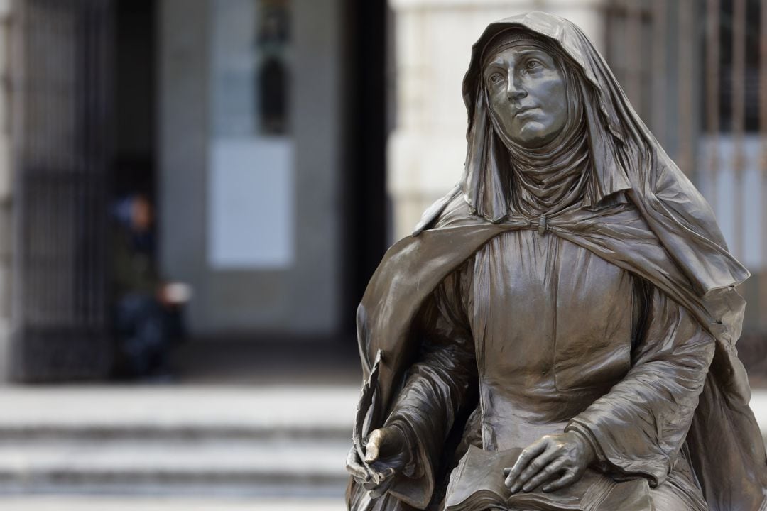 Escultura de Santa Teresa ubicada junto a la Casa Natal