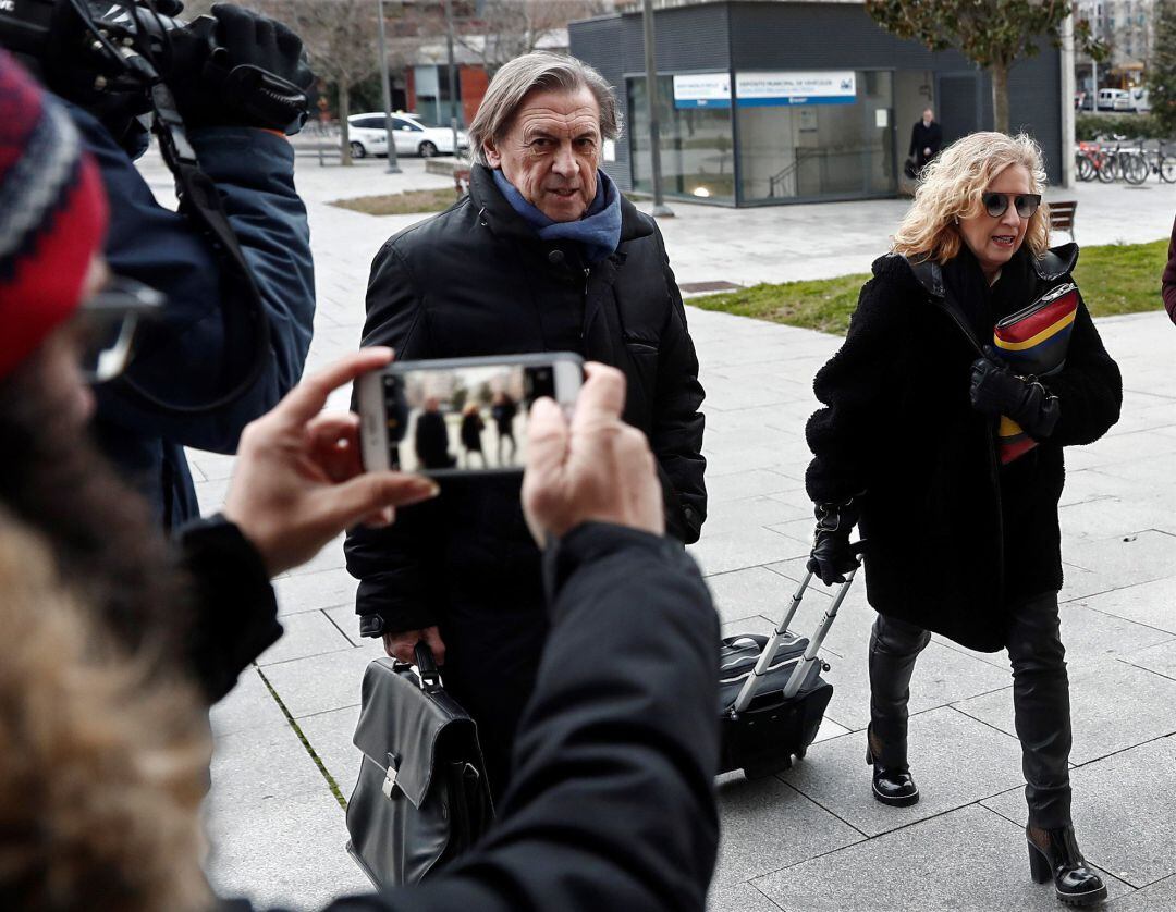 El expresidente de Osasuna, Miguel Archanco acompañado de su abogada