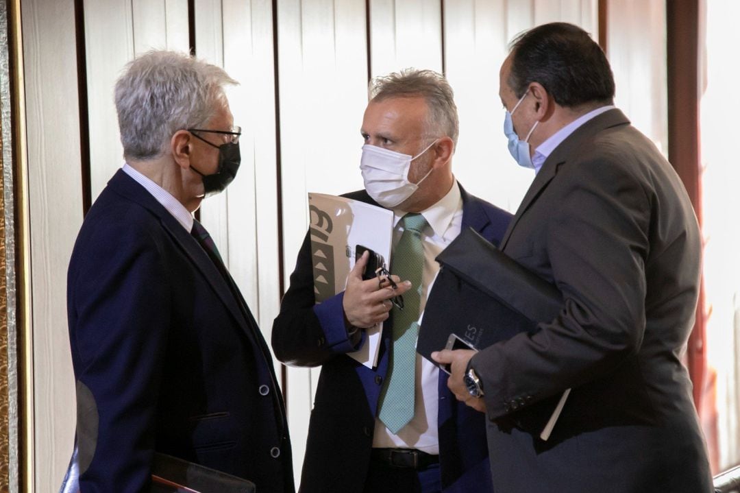 El presidente del Gobierno de Canarias, Ángel Víctor Torres (c), junto a los consejeros de Seguridad y Sanidad, Julio Pérez y Blas Trujillo, respectivamente