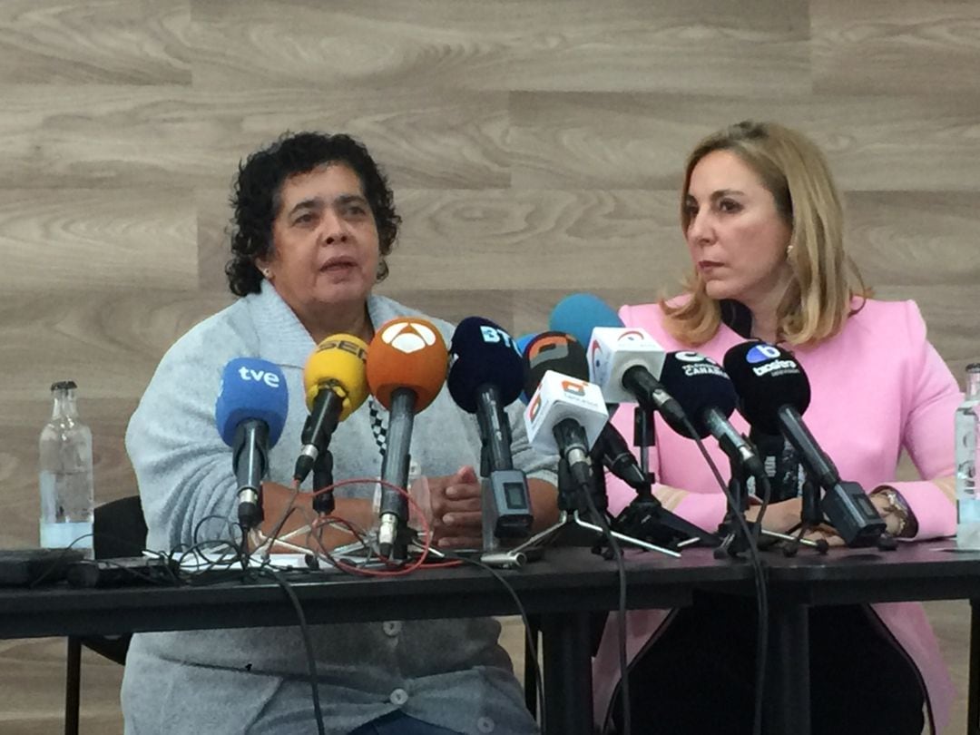 Miriam Rodríguez, la madre de Romina Celeste, comparece en rueda de prensa en Lanzarote junto a su abogada.