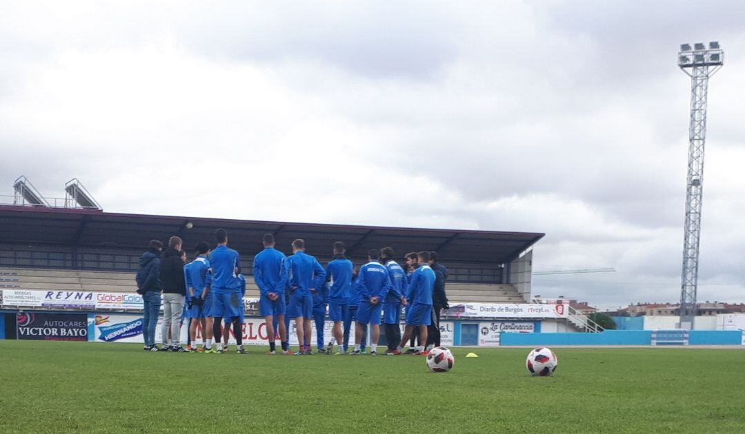 La plantilla reunida durante una de las charlas grupales de los blanquiazules.