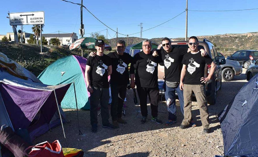 Algunos de los acampados durante el montaje de las tienda, el pasado viernes. 