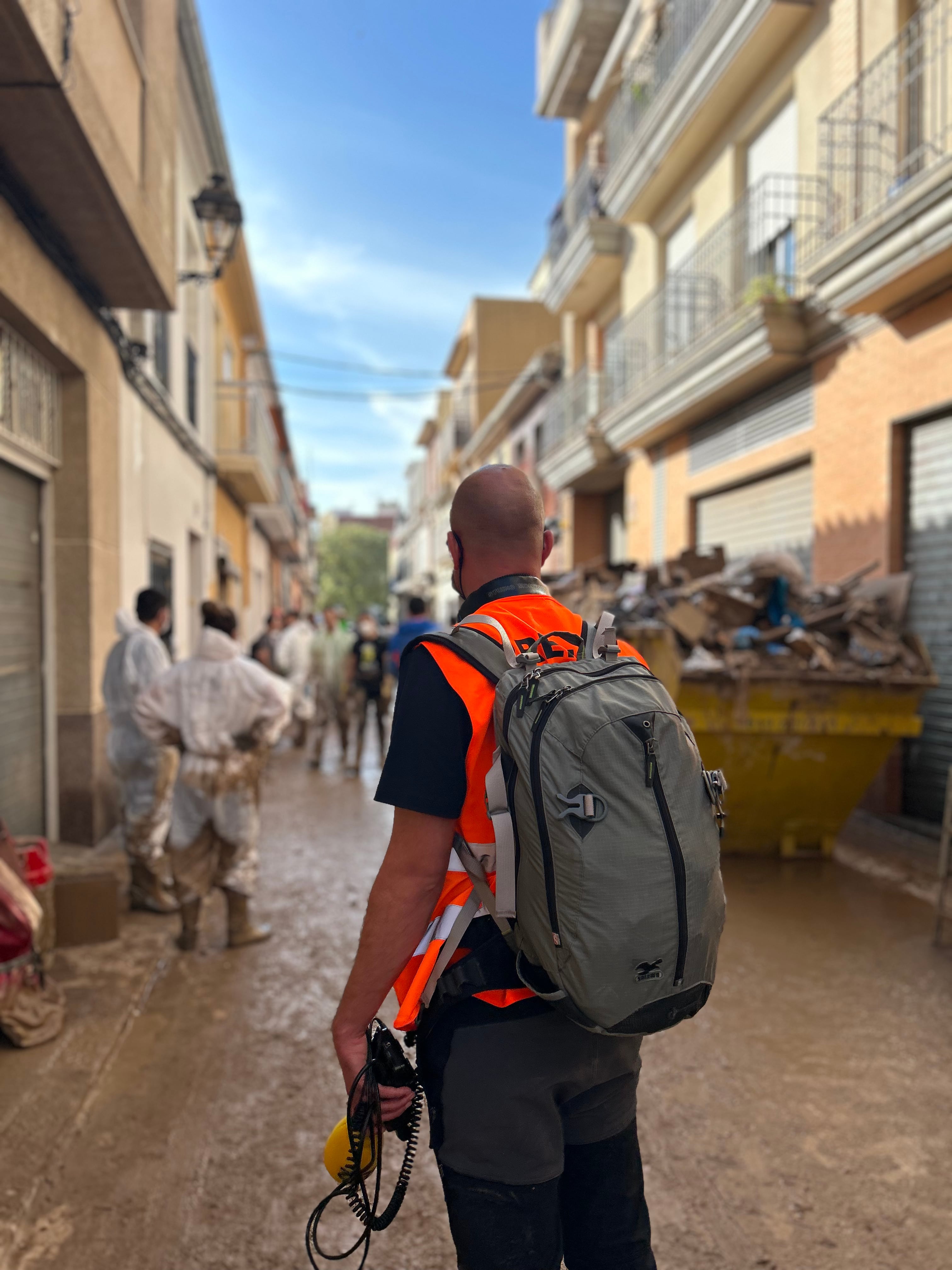 El periodista de Radio Xàtiva Cadena SER, Jordi Company, en Algemesí durante la DANA. Fuente: Radio Xàtiva Cadena SER.