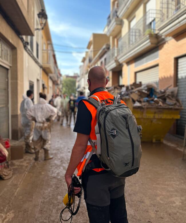 El periodista de Radio Xàtiva Cadena SER, Jordi Company, en Algemesí durante la DANA. Fuente: Radio Xàtiva Cadena SER.