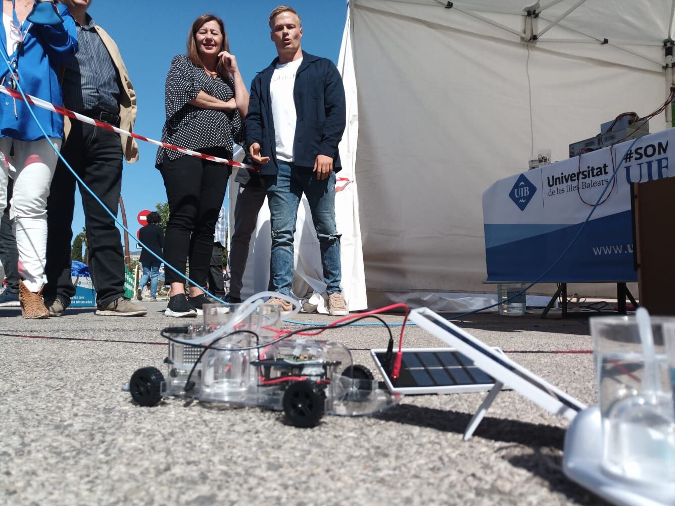 La presidenta del Govern, Francina Armengol, junto a los coches de hidrógeno.
