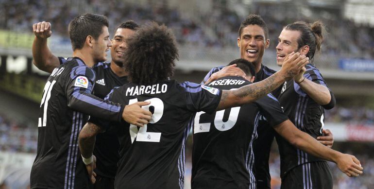 Los jugadores del Real Madrid felicitan a Asensio por su gol a la Real Sociedad.